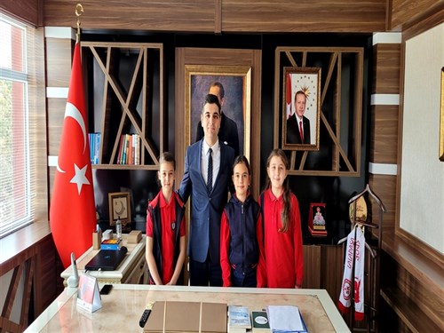 Kaymakamımız, 23 Nisan Ulusal Egemenlik ve Çocuk Bayramı çerçevesinde kendisini ziyaret eden Atatürk İlkokulu Öğrencilerinin Bayramını kutladı.